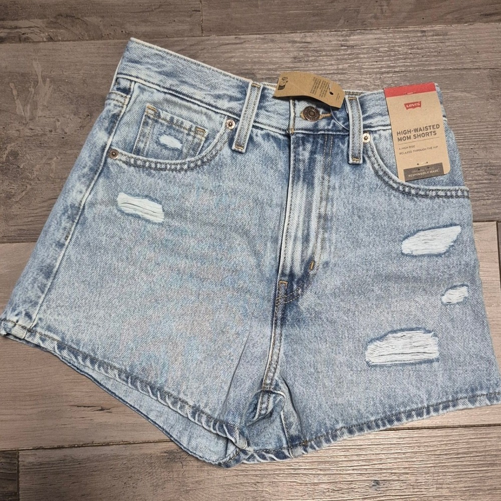 Levis High Waisted Mom Shorts Light Wash Denim Blue A19650031 Womens Size 24 NWT